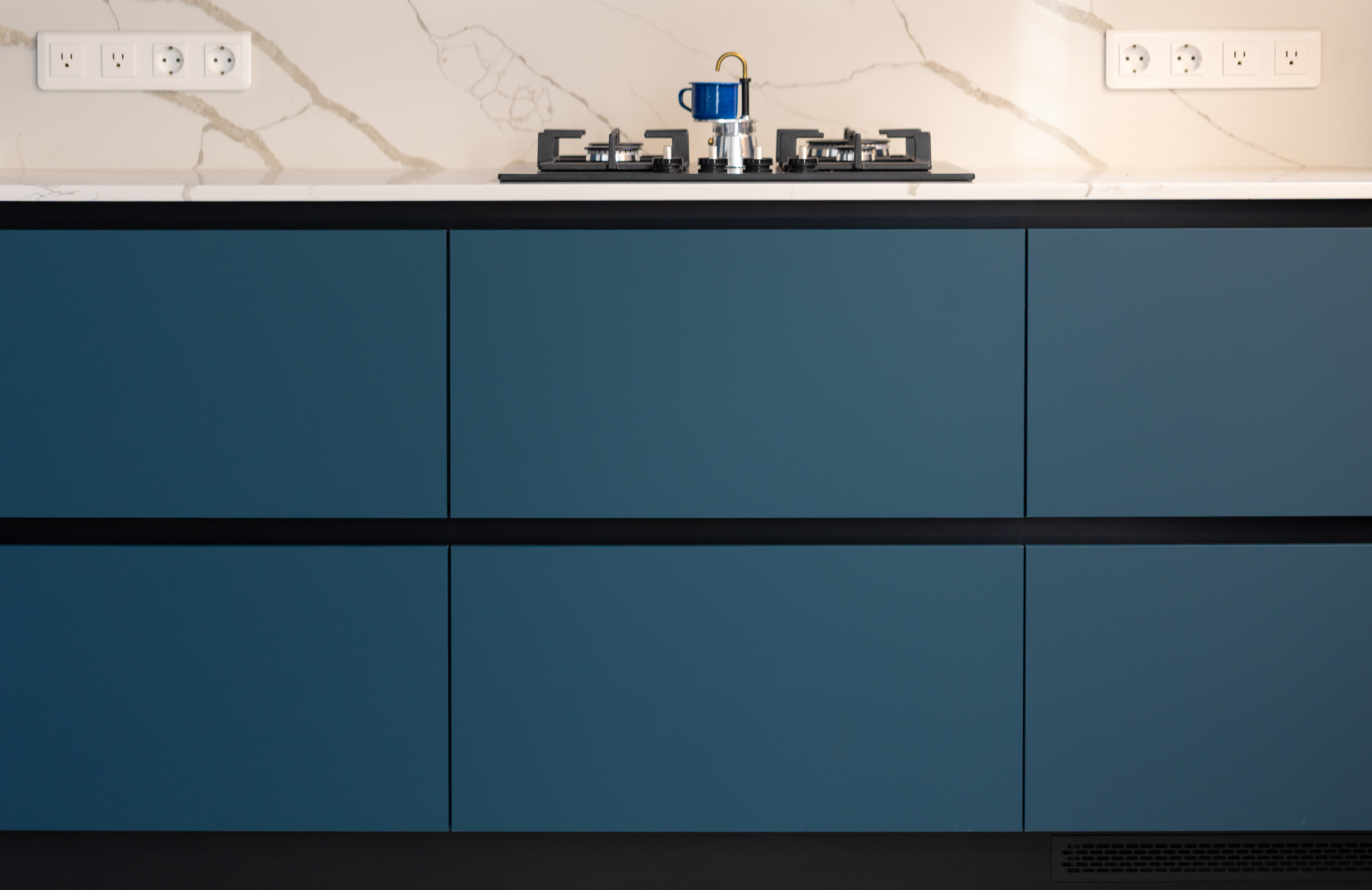 Фасады без ручек 2026: Push-to-Open, Gola и скрытые захваты — тренд минимализма на вашей кухне